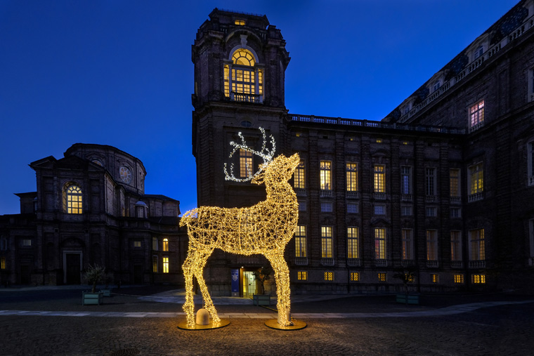 Il Cervo illuminato davanti all'ingresso della Reggia di Venaria