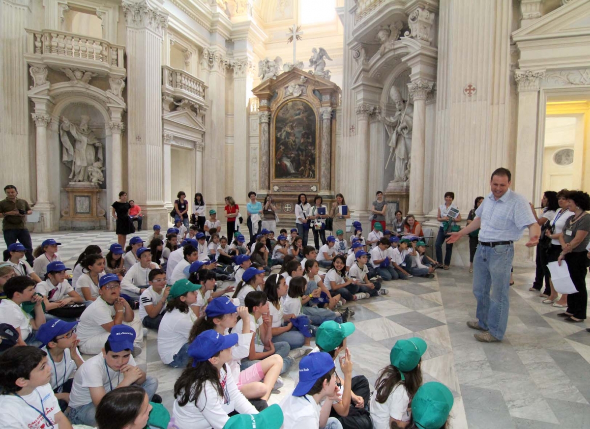 Ragazzi delle scuole nella Cappella di Sant'Uberto